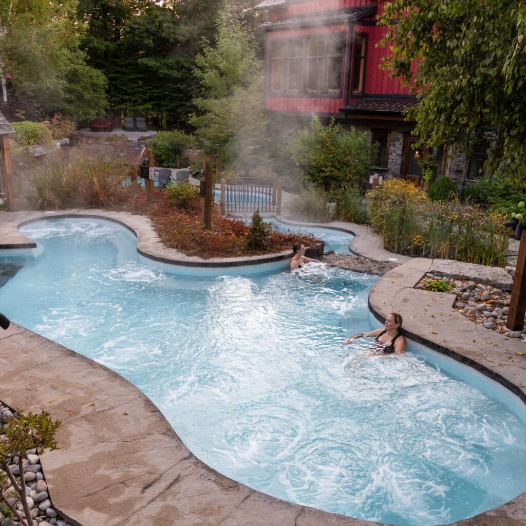 Scandinave Spa: Heated pools